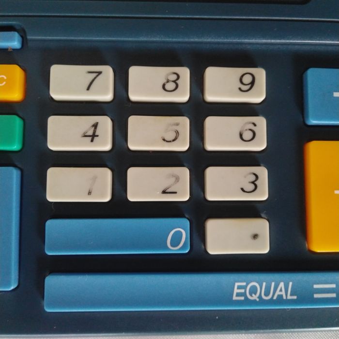 Настольный калькулятор с 8-ми разрядным экраном