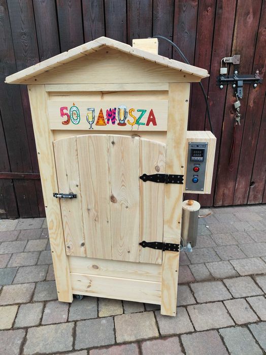 Drewniana wędzarnia elektryczna