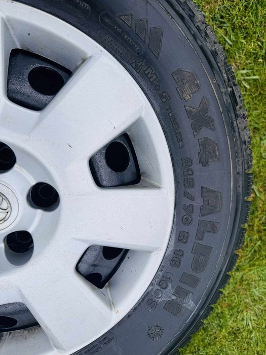Sprzedam opony zimowe Toyota z felgami 4szt16