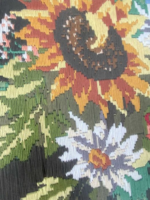 Quadro antigo com flores bordadas