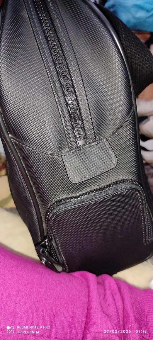 Vendo mala da Lacoste , poucas vezes usada .