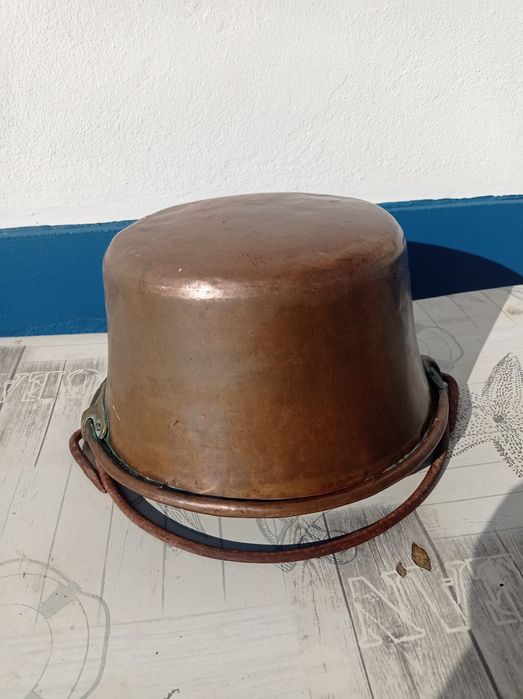 Caldeiro de cobre e asa de ferro