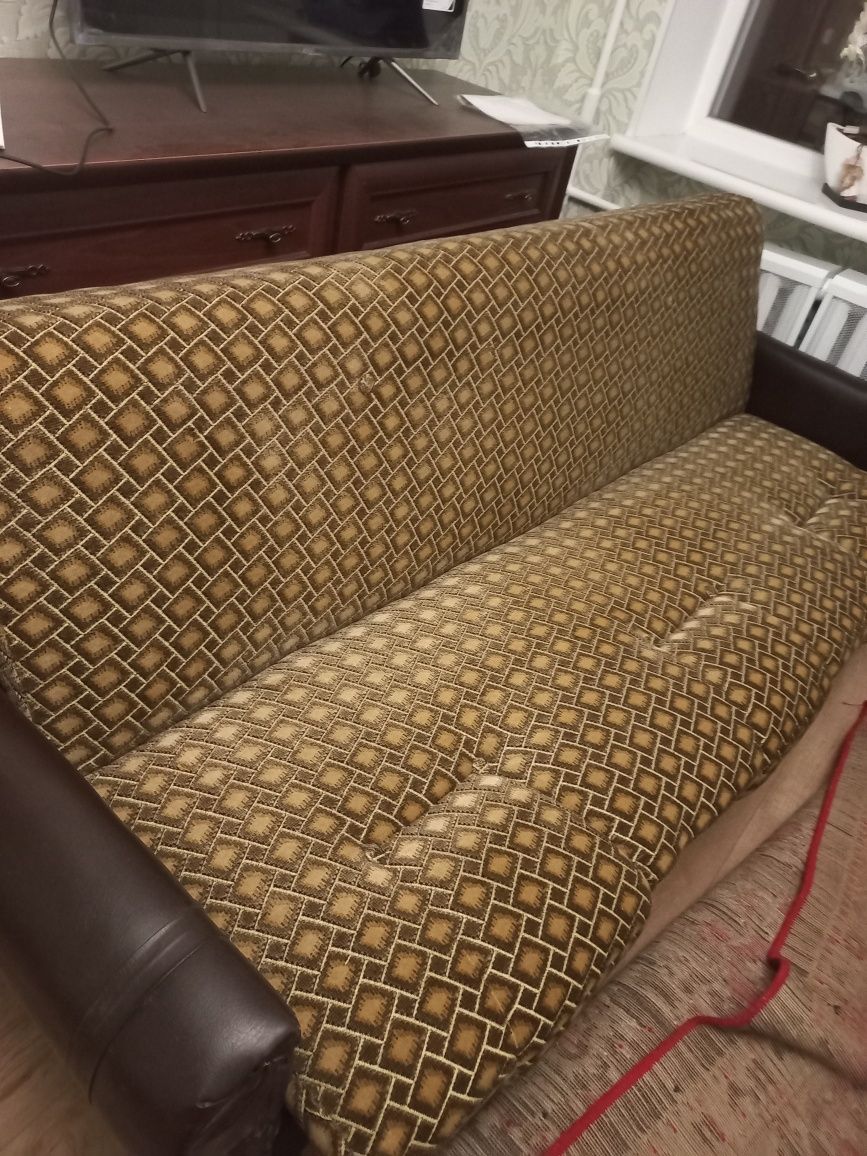 Продам    диван  в задовільному стані.