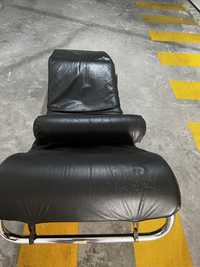Cadeira de pele preta