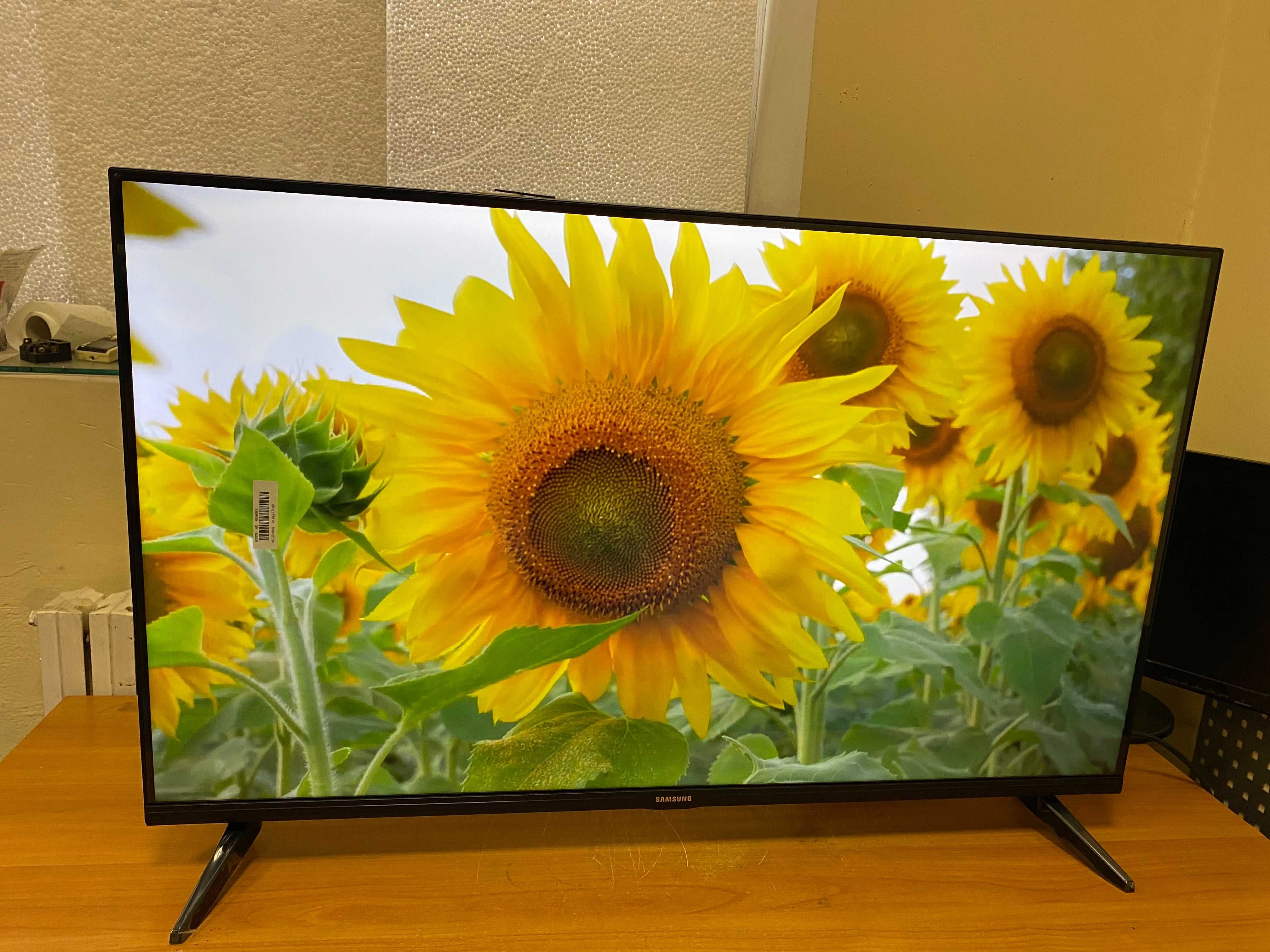 Безрамочный 4К телевизор Samsung SmartTV 45'' Wi-FI IPTV гарантия 3 г.