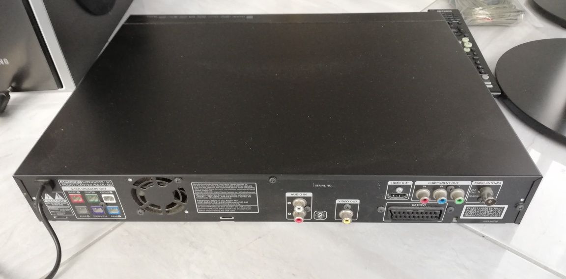 Zestaw kina domowego Samsung 5.1 o mocy 500W (5x80+sub100W) z DVD i FM