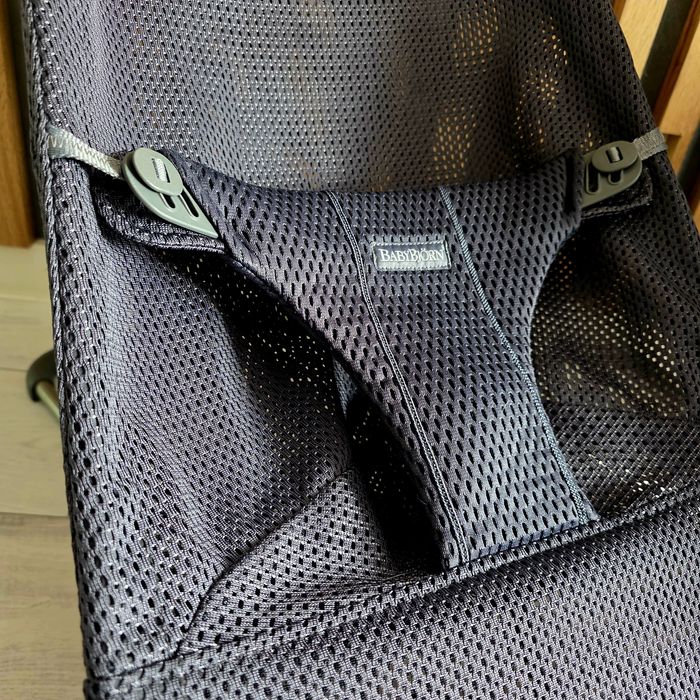 Dwa leżaczki BabyBjorn + zabawki