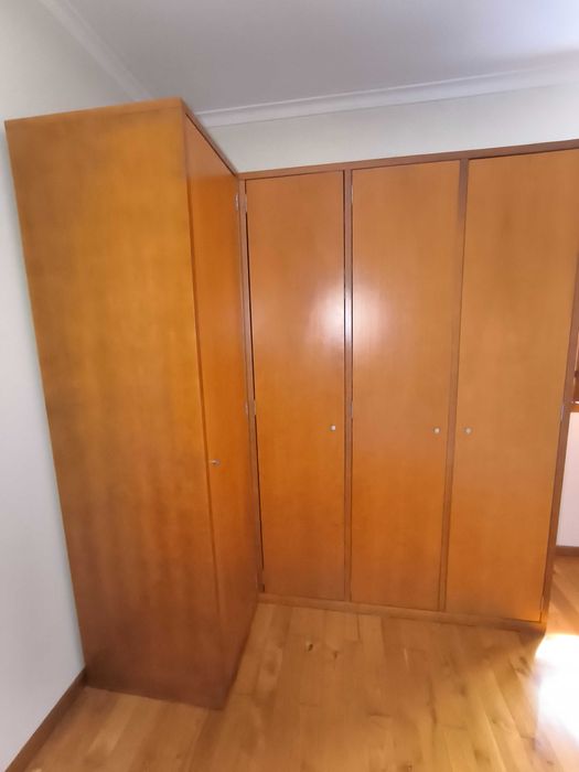 Roupeiro de canto com quatro portas