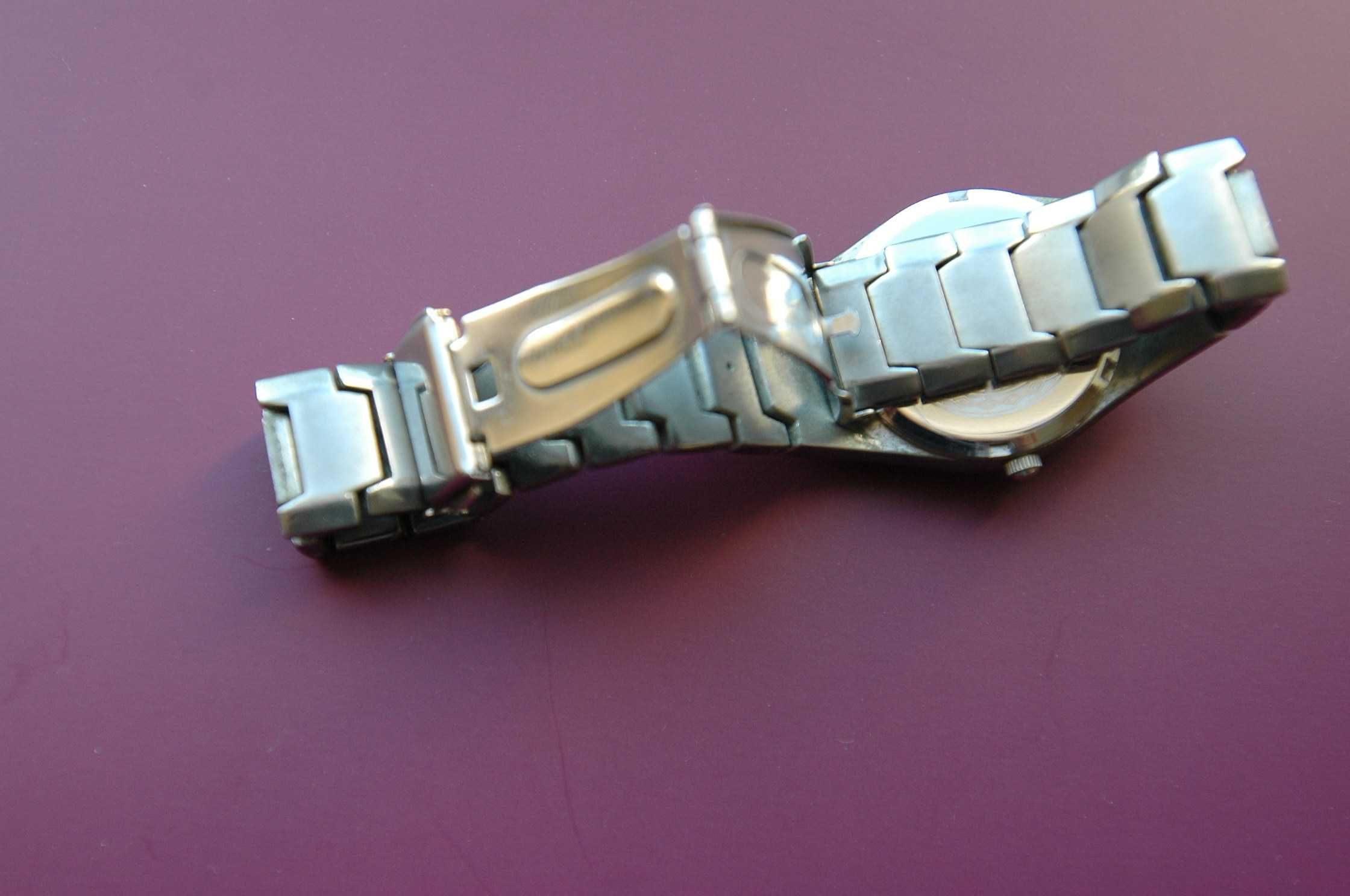 zegarek z napisem Ferrari Carden z branzoletą