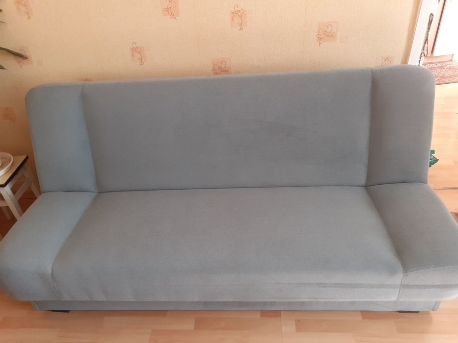 Rozkładana kanapa w kolorze szarym