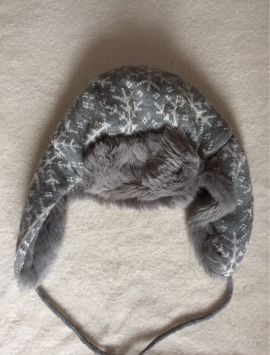 Szara czapka zimowa uszatka białe śnieżynki