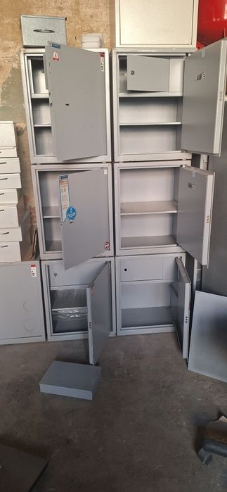 Сейфи офісні різного плану.