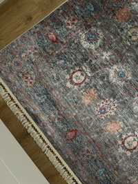 Piękny turecki dywan w orientalnym stylu