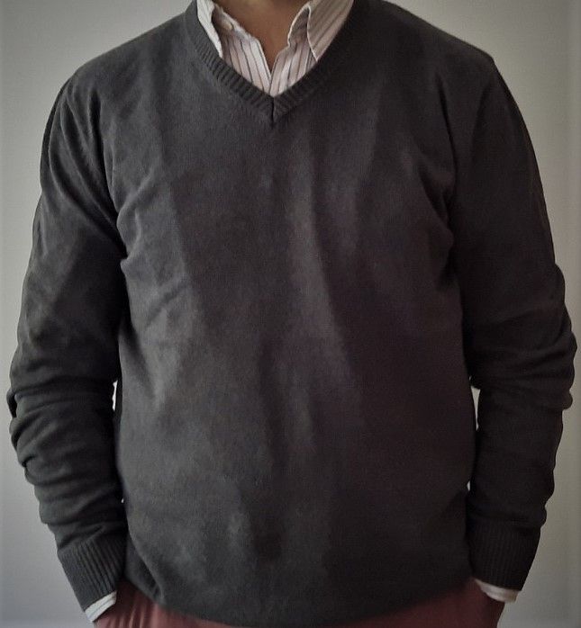 Camisola de malha cinzenta