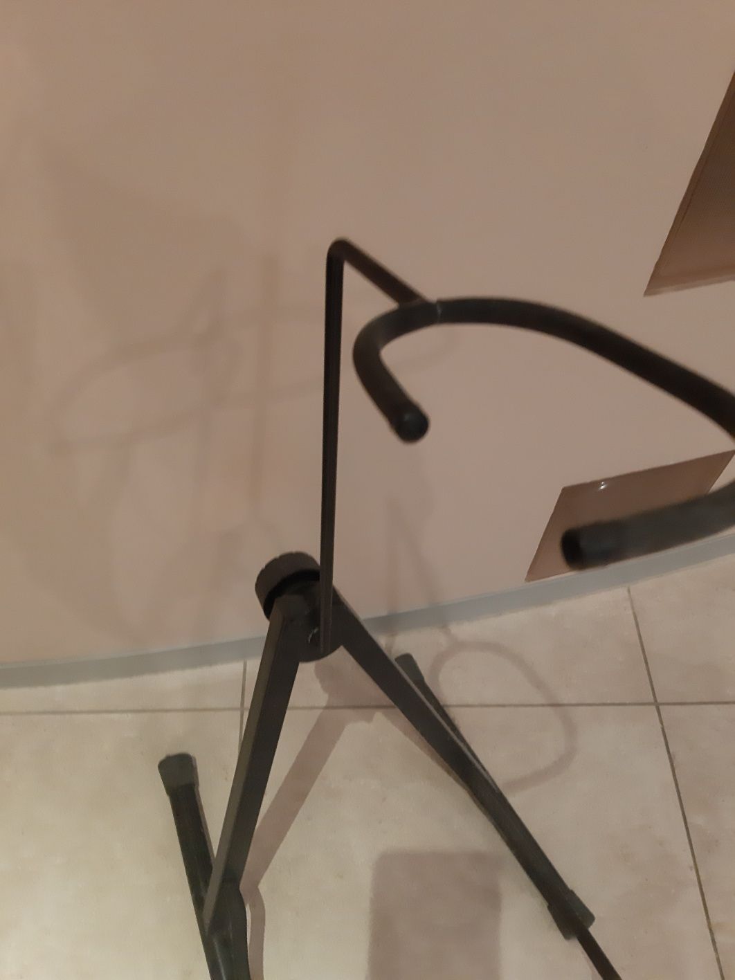 Stojak na gitarę masywny ze sklepu firmowego czarny do gitary inne