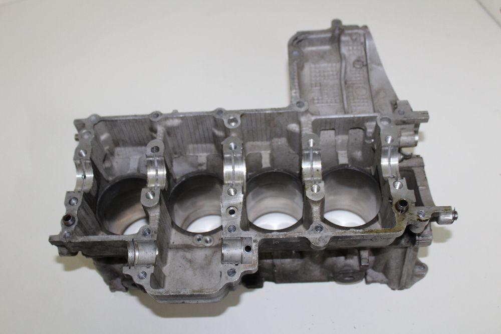 SUZUKI GSXR 1000 K1 K2 karter cylinder cylindry 3