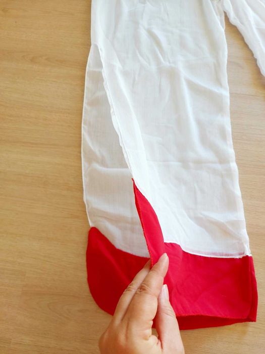 Calça leve branca e vermelha