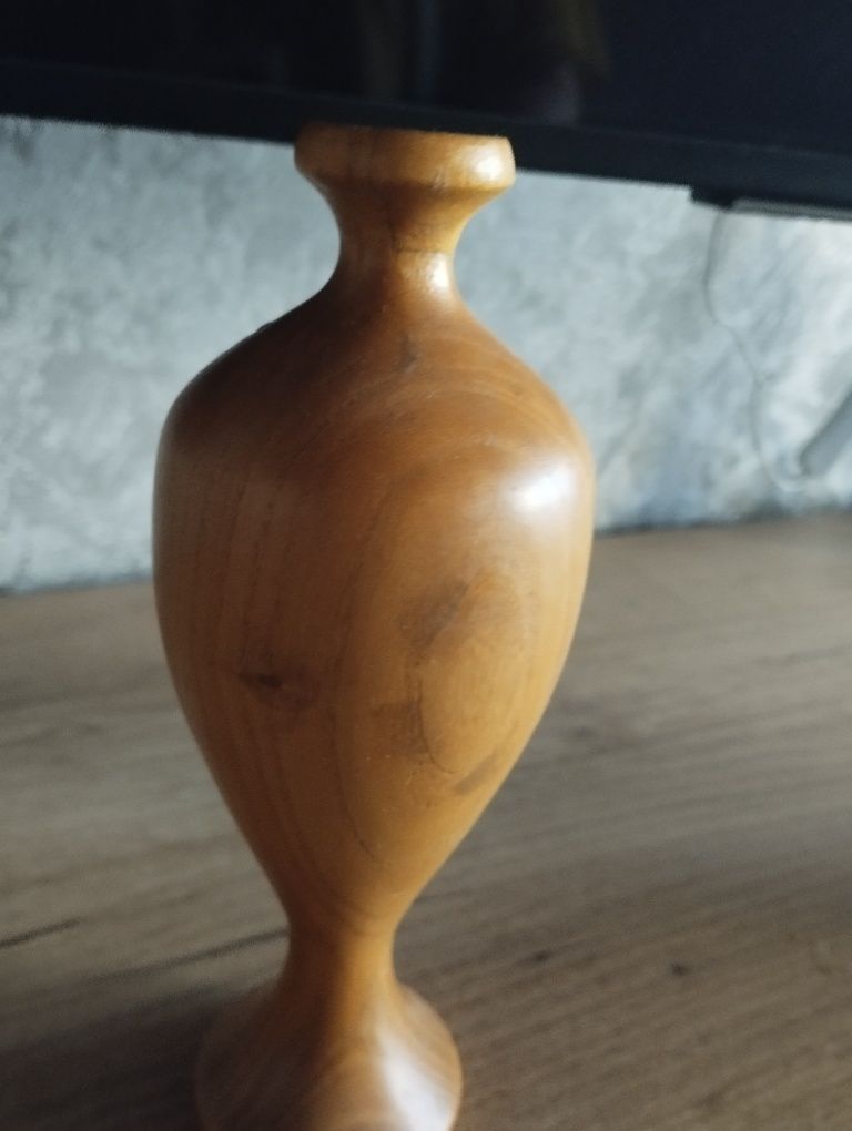 Деревянная декоративная ваза из бука в натуральном цвете. Высота 20 см