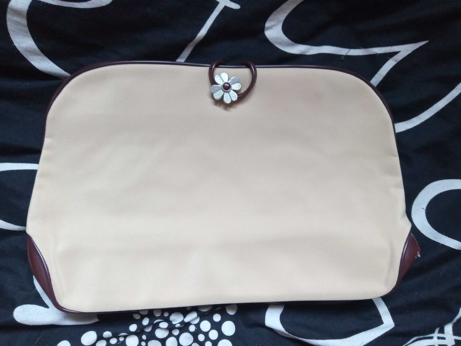 Sprzedam nową kosmetyczkę AVON