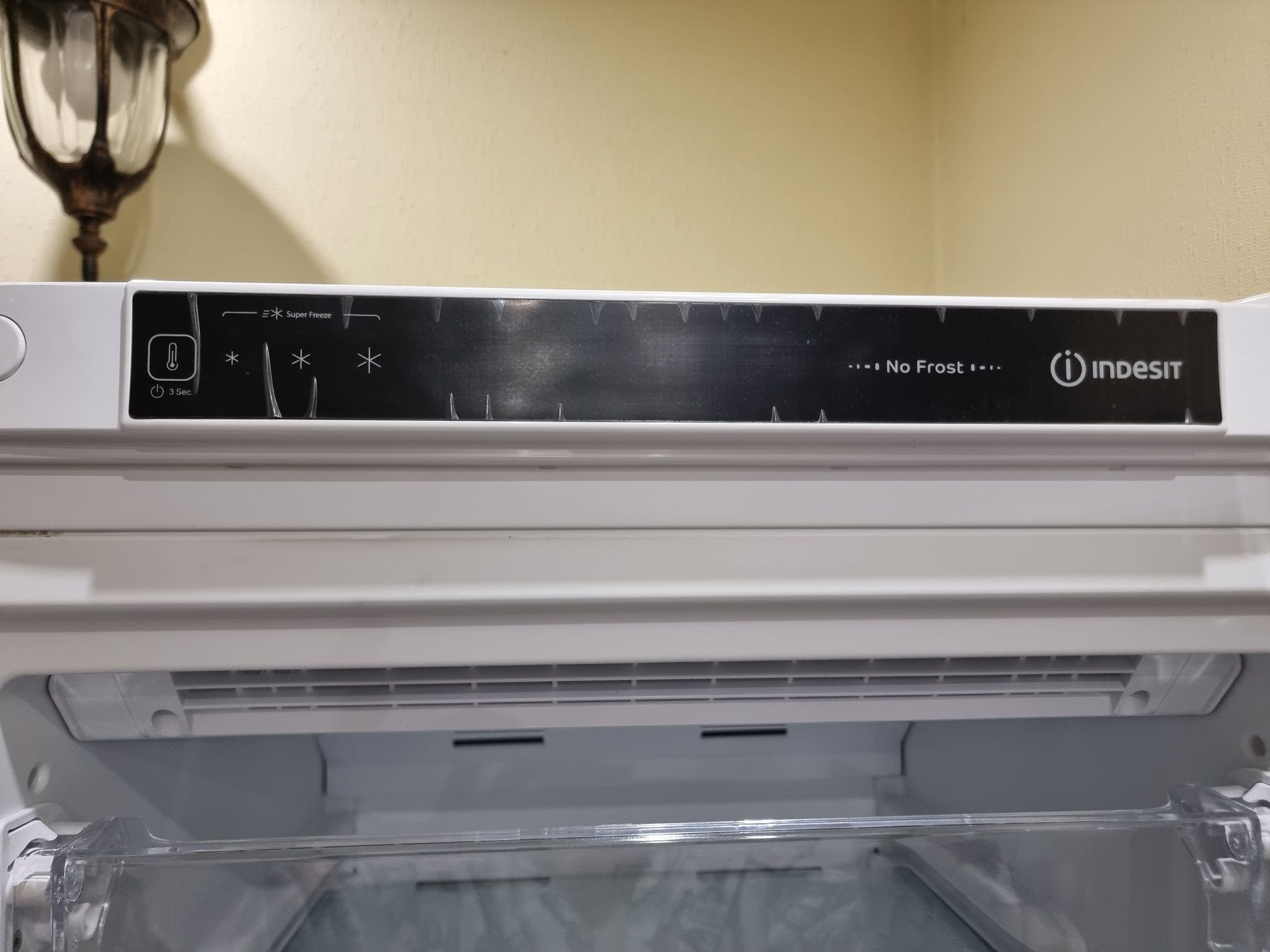 Продам морозильну камеру Indesit