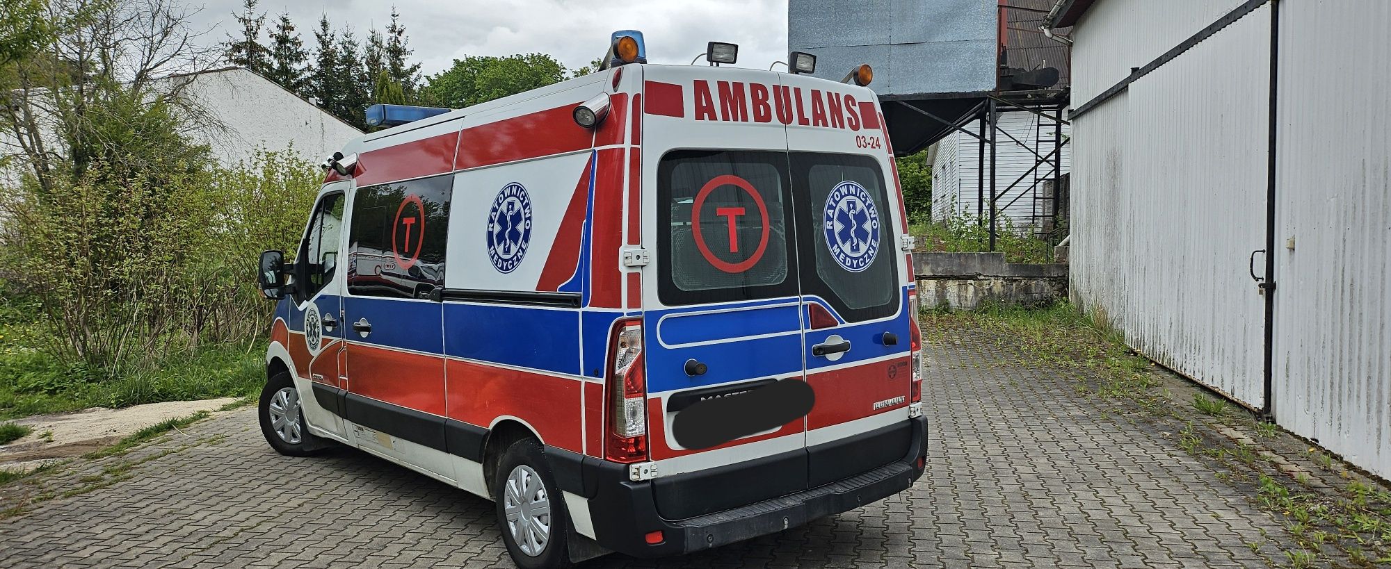 Ambulans karetka  Renault Master 2.3 dci przejscie Auto Form nosze