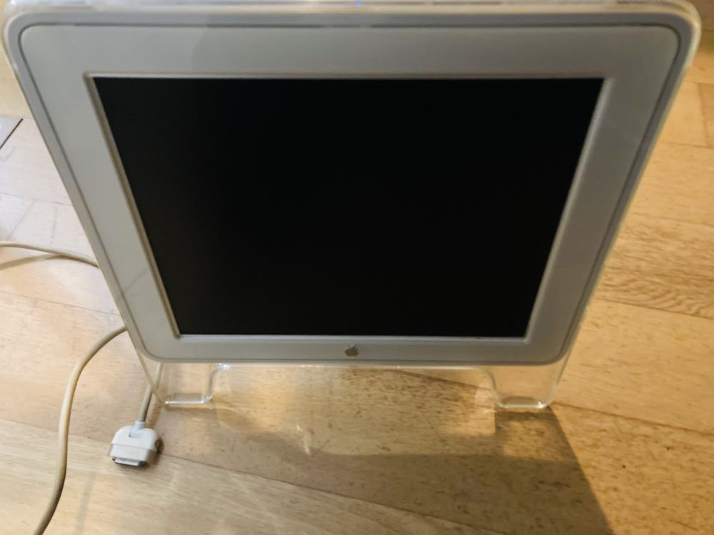 2 Monitores Apple Studio display para reparação.
