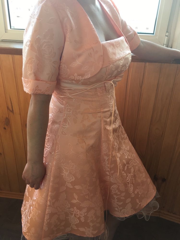 Платье персикового цвета