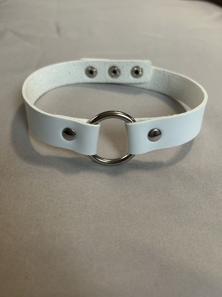 Biały choker z kółkiem regulowany naszyjnik
