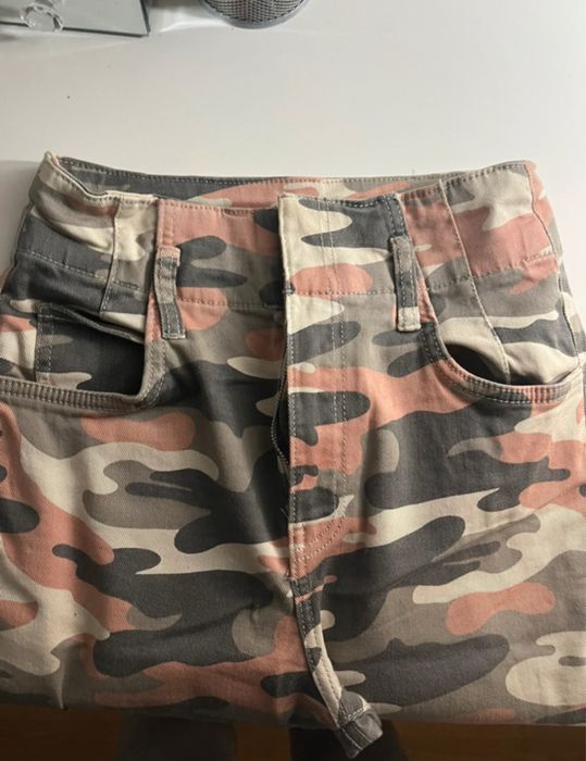 Calças Bershka Estampa Cinzento Rosa e Branco