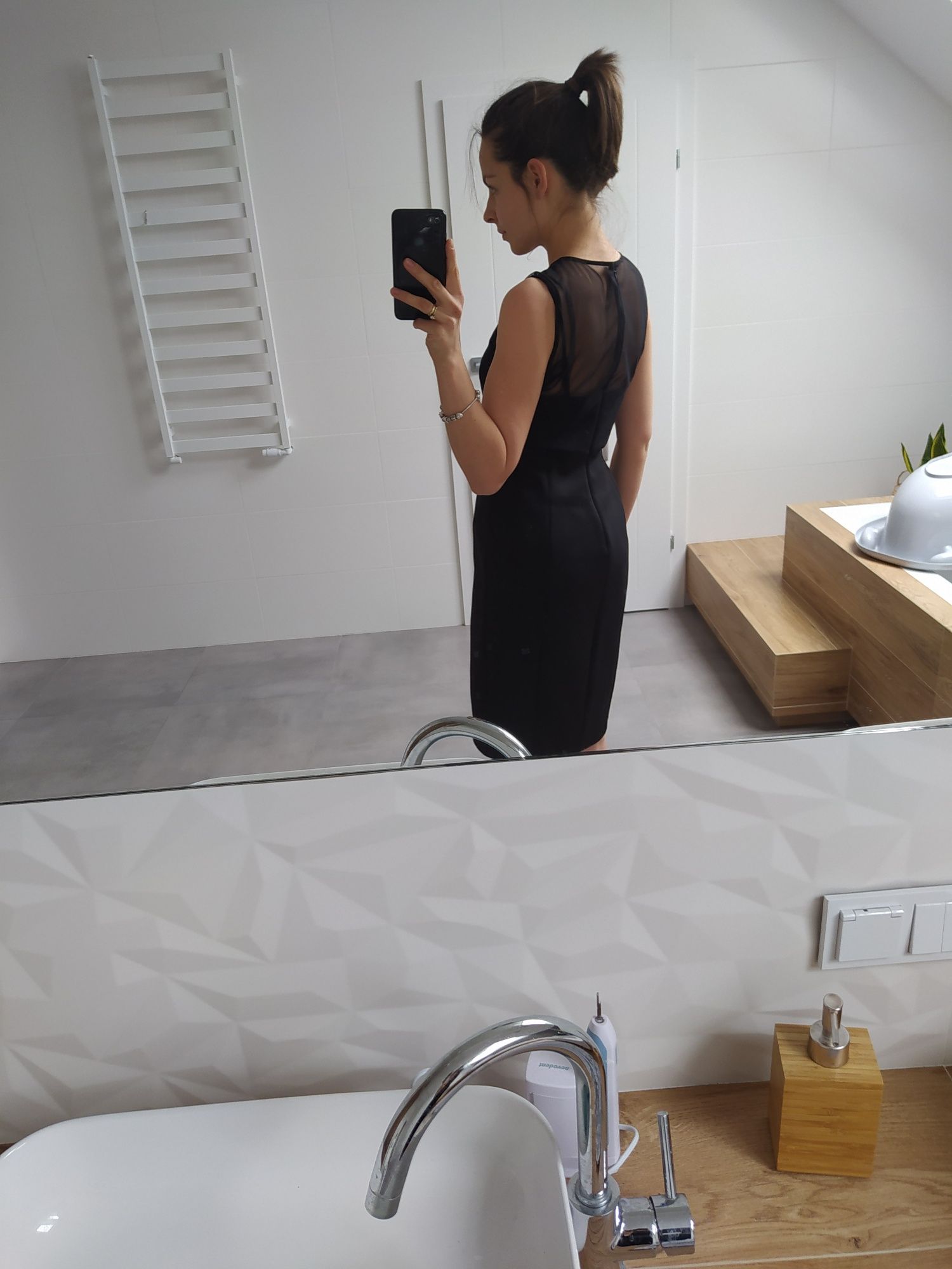 Sukienka Calvin Klein czarna S siateczka na dekolcie