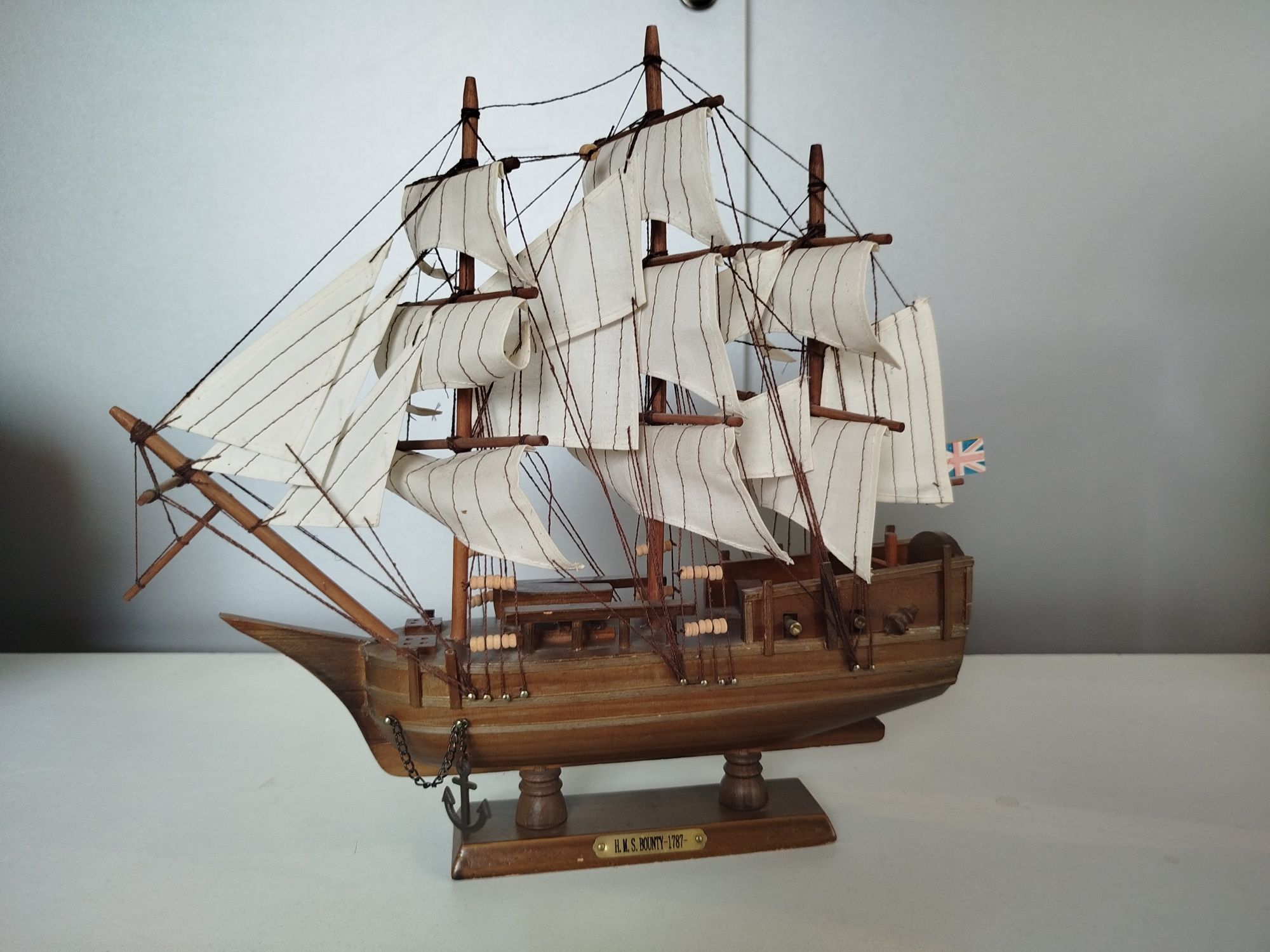Stary model nr. 1 żaglowca H.M.S Bounty 1787 drewno