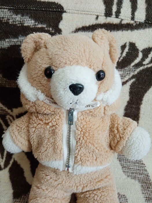 Pluszowy Miś Uszatek 30 cm w zimowej kurtce maskotka