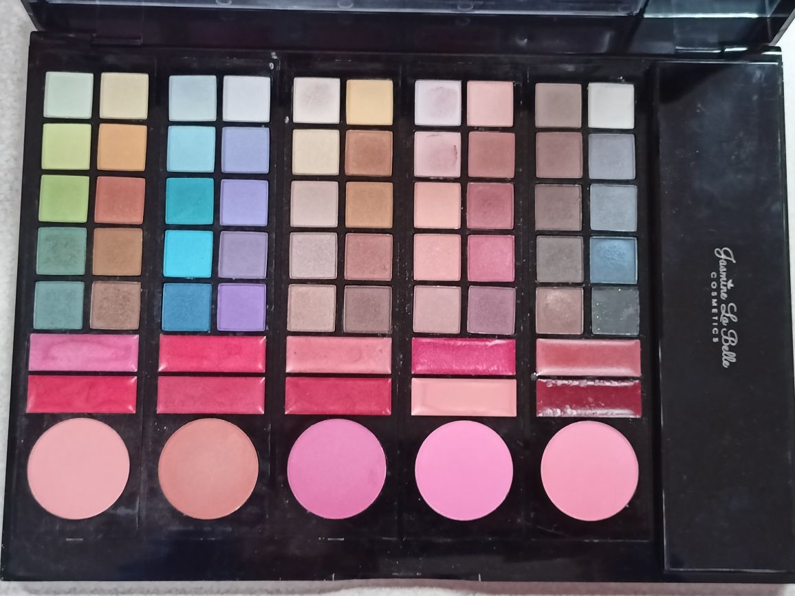 Paleta cieni do powiek Jasmine z USA