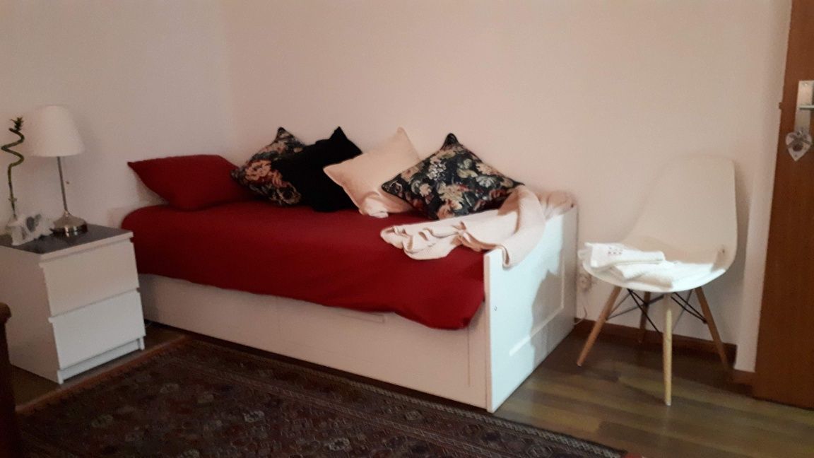 Alugo quarto a menina/senhora. Leiria.  Av.Marquês de Pombal