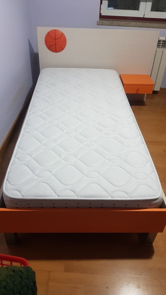 Cama solteiro em ótimo estado