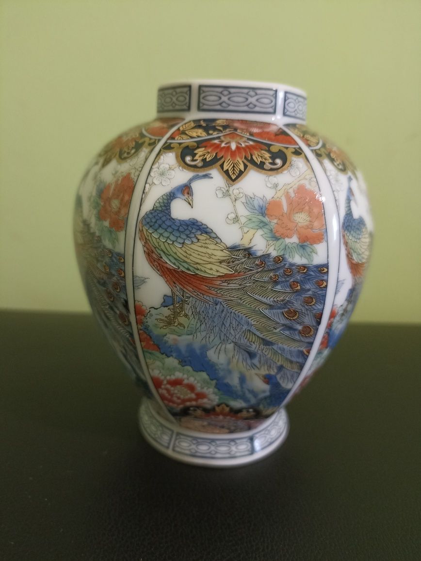 Stary porcelanowy japoński mały wazon.