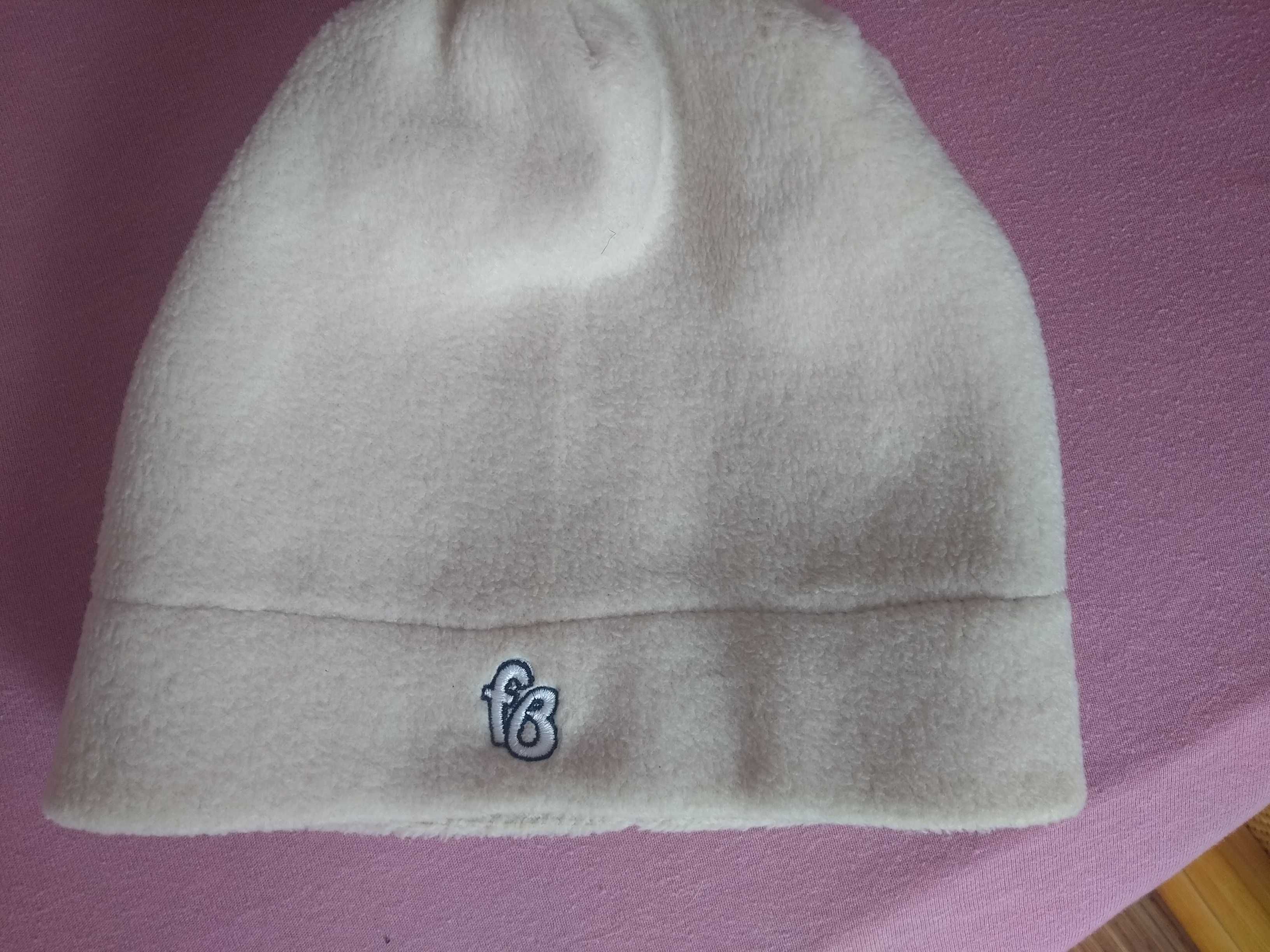 Zimowa czapka damska kolor ecru.
