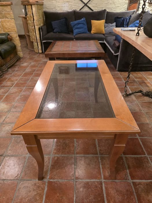 Stół drewniany ze szkłem w ramie