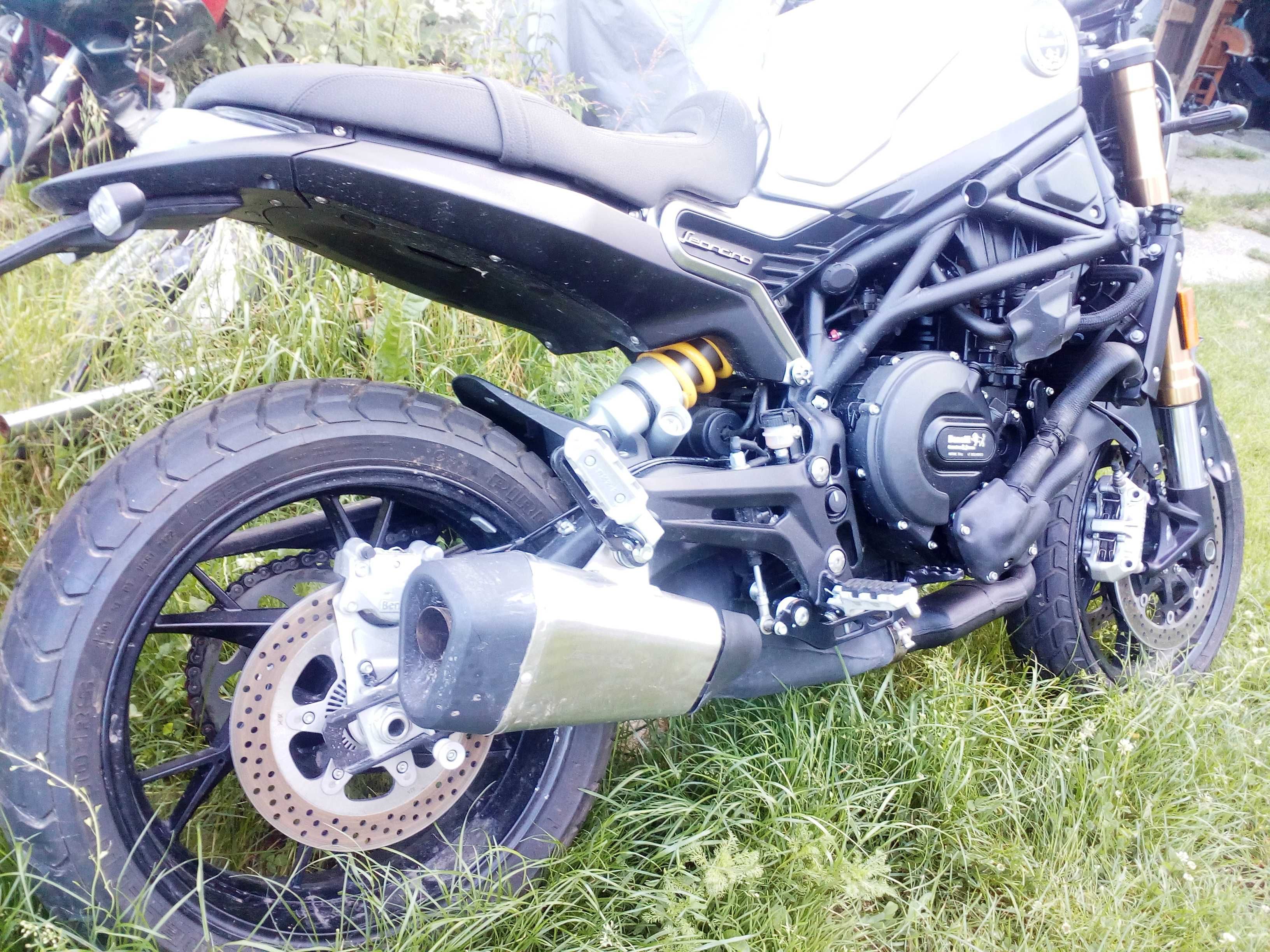 Benelli Leoncino 800 siedzenie podnóżek stelaż uchwyt set koło zacisk