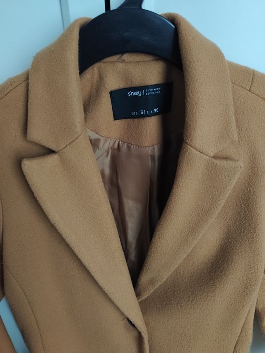 Płaszcz camel brązowy jednorzędowy Sinsay S jesień