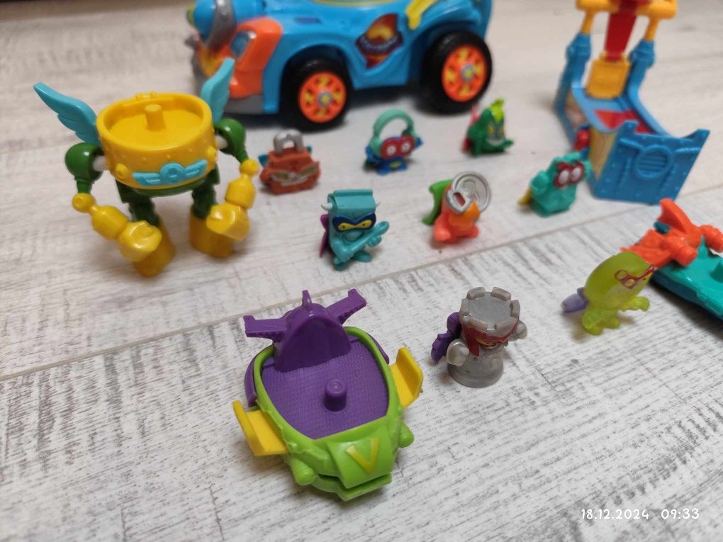 Zestaw super zings things pojazd kazoom racer samochód figurki dodatki