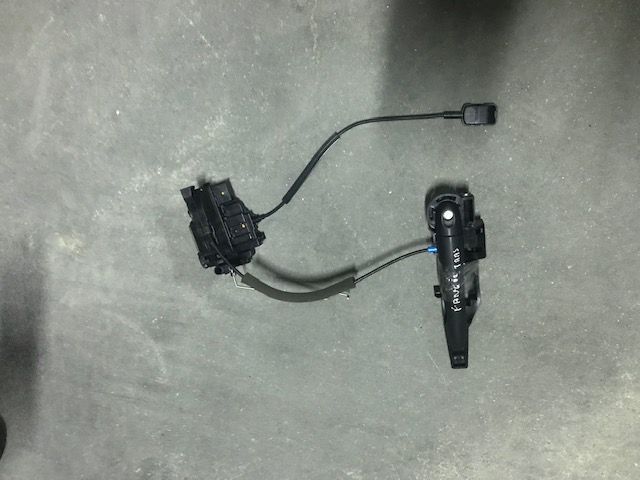 Fecho de porta de tras esquerdo Renault Kangoo 1.5