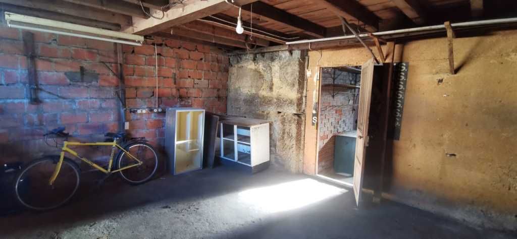 GARAGEM - com arrumos e logradouro