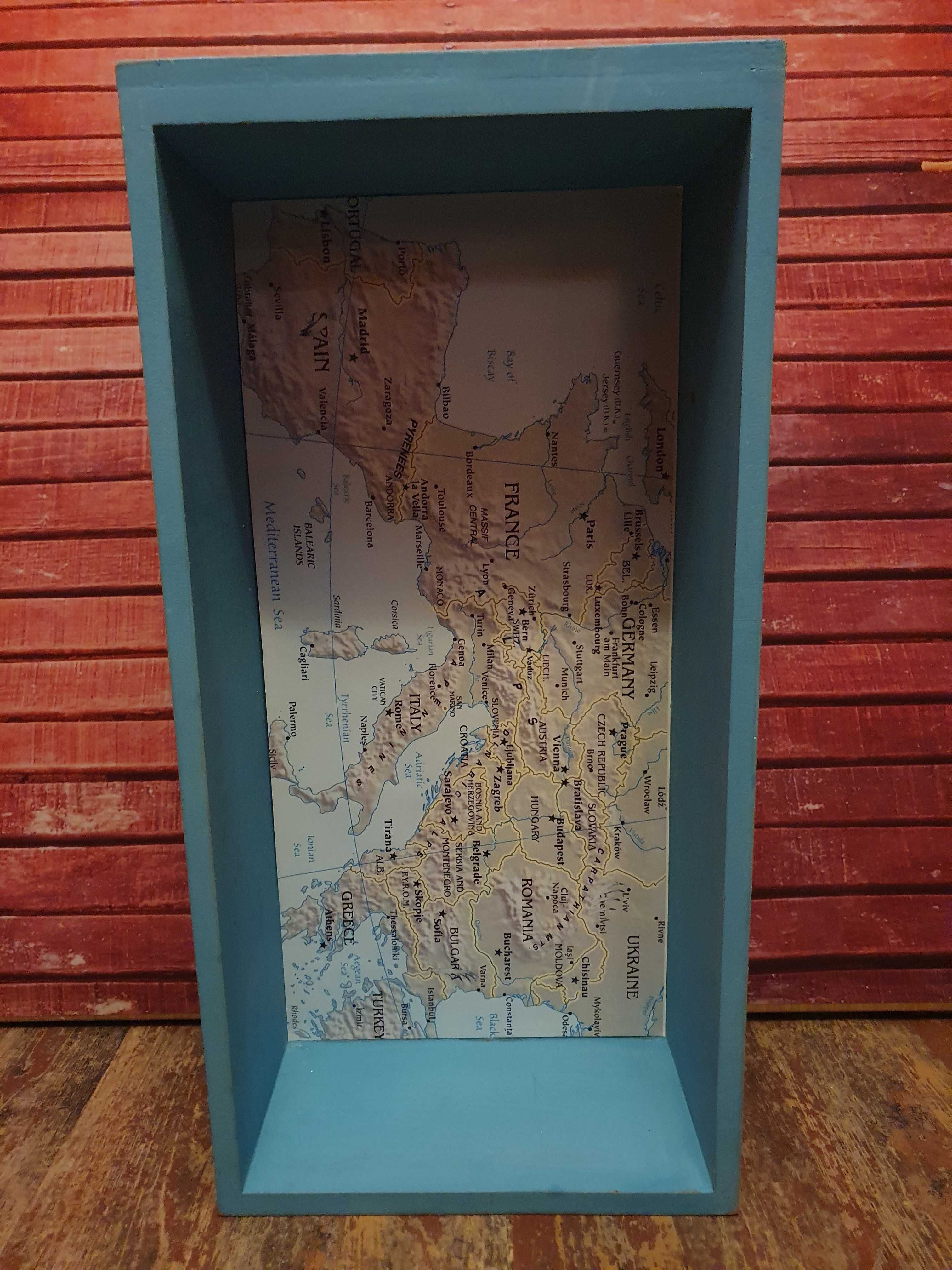 Półka turkusowa z mapą