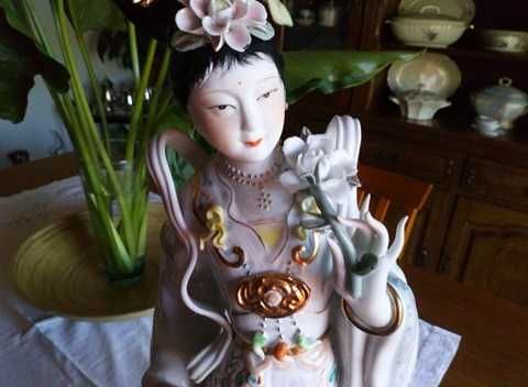 Estatueta de chinesa em porcelana