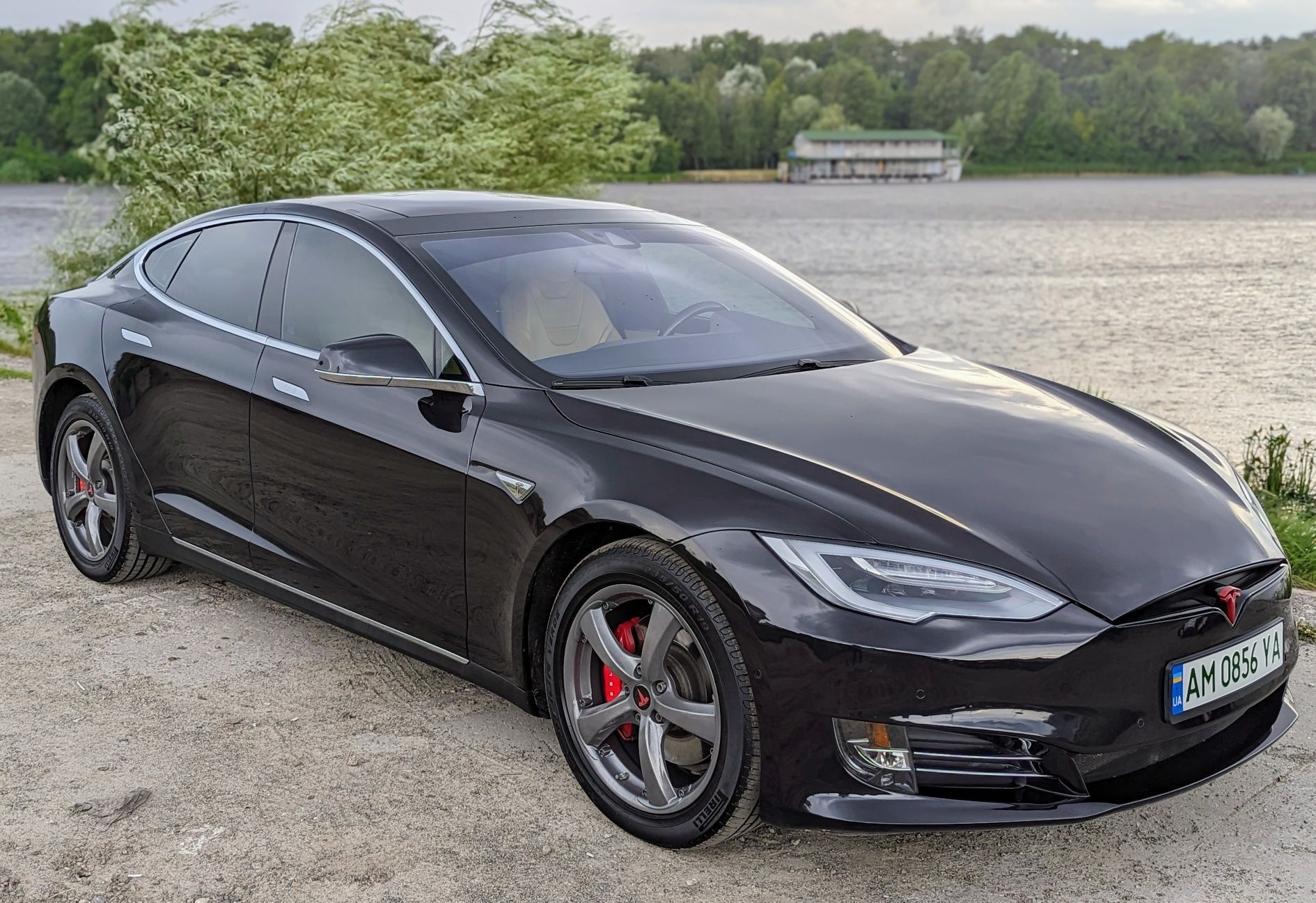 Электромобиль Tesla Model S P90D ludycrous+