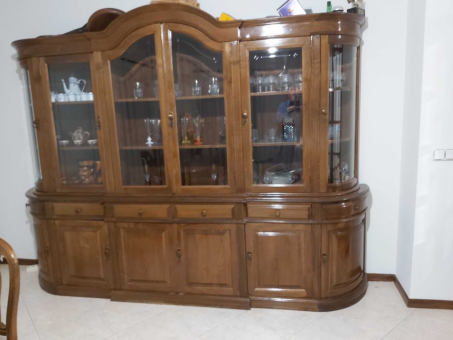 Vendo Moveis de sala completo, Armário, Mesa e Cadeiras. Como novo