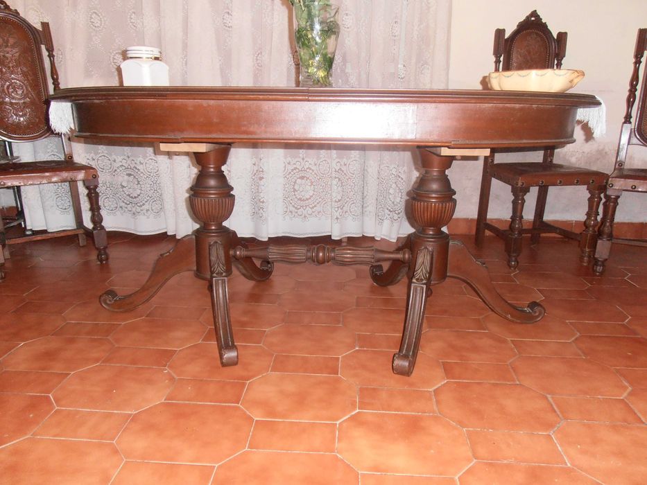movel de sala com mesa de jantar e cadeiras