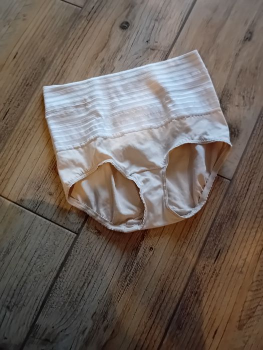 Beżowe cieliste majtki wyszczuplające