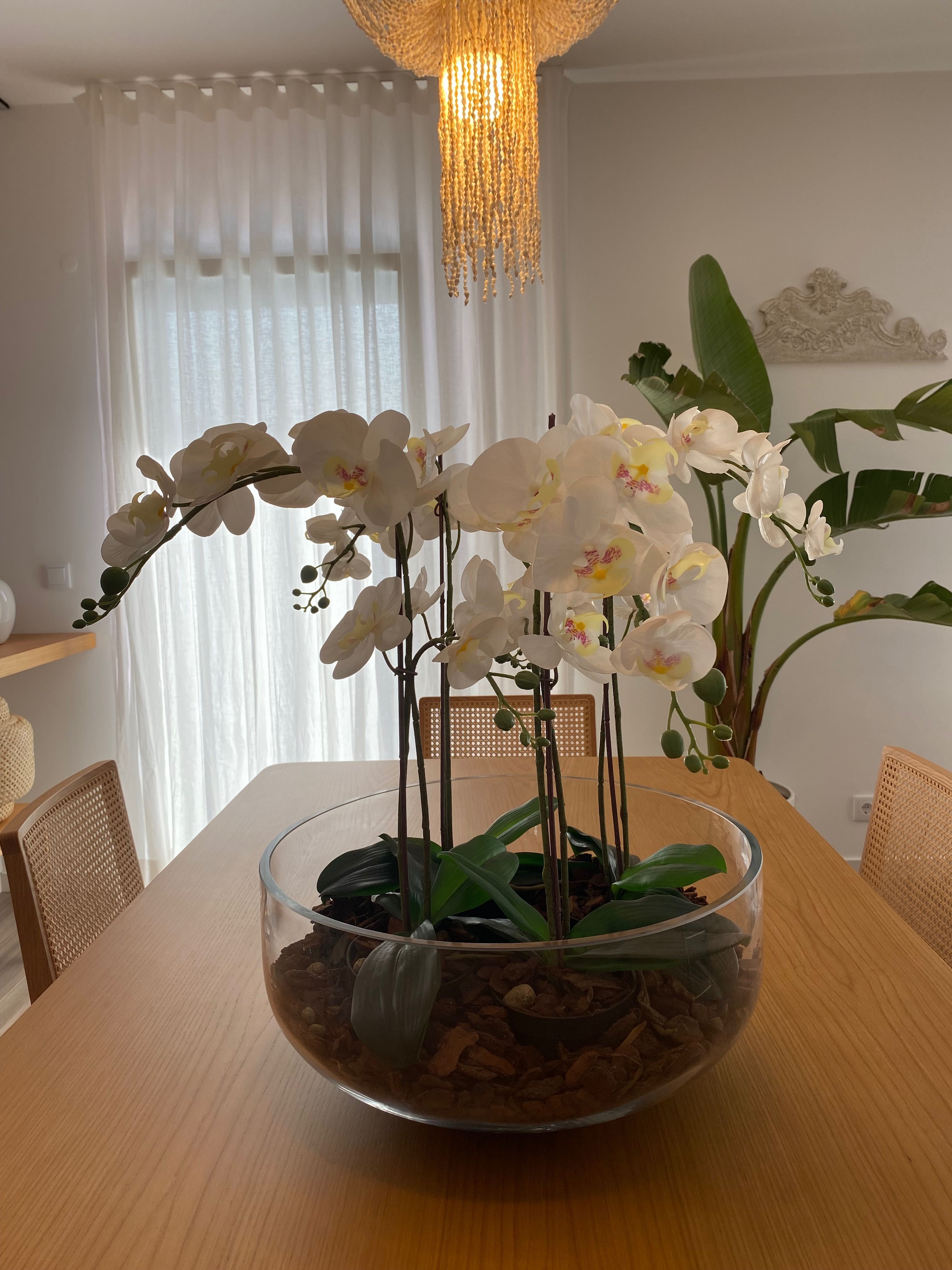 Centro de mesa com orquídeas artificiais